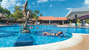 3 albercas al aire libre, sombrillas en la alberca y camastros