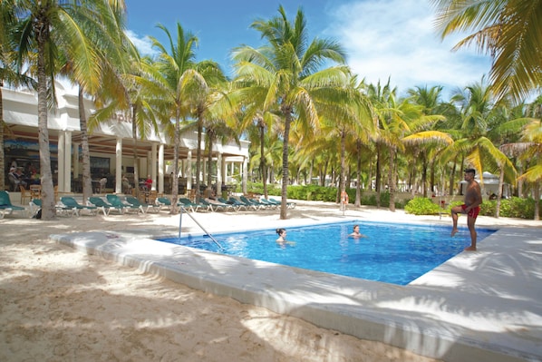 3 Außenpools, Sonnenschirme, Liegestühle