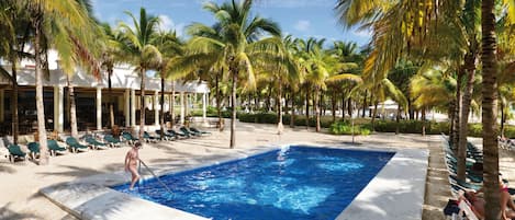 3 piscines extérieures, parasols de plage, chaises longues