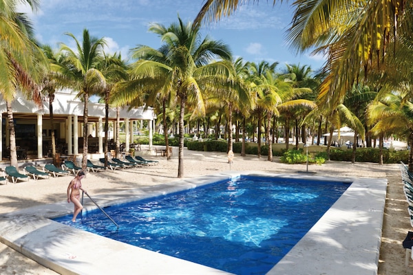 3 outdoor pools, pool umbrellas, sun loungers