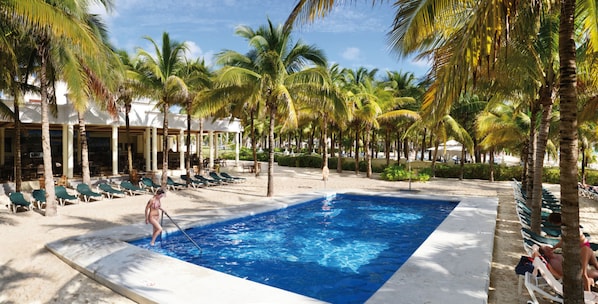 3 piscines extérieures, parasols de plage, chaises longues