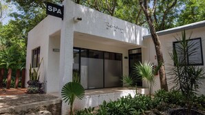 Trị liệu toàn thân, massage trên bãi biển, tẩy tế bào chết