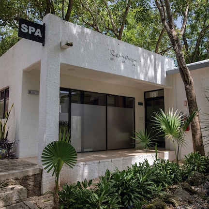A spa building with a sign reading "SPA" and "Renovado SPA".