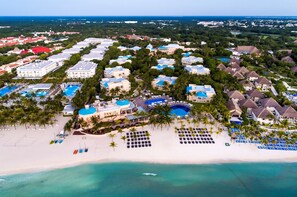 Am Strand, weißer Sandstrand, Cabañas (gegen Gebühr), Sonnenschirme