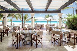 6 restaurantes, se sirven desayunos, comidas, cenas y cocina española