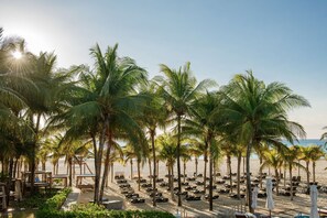 Am Strand, weißer Sandstrand, Cabañas (gegen Gebühr), Sonnenschirme