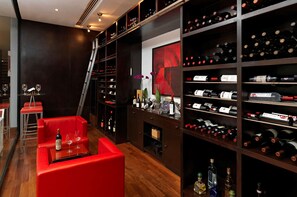 6 restaurantes, se sirven desayunos, comidas, cenas y cocina española