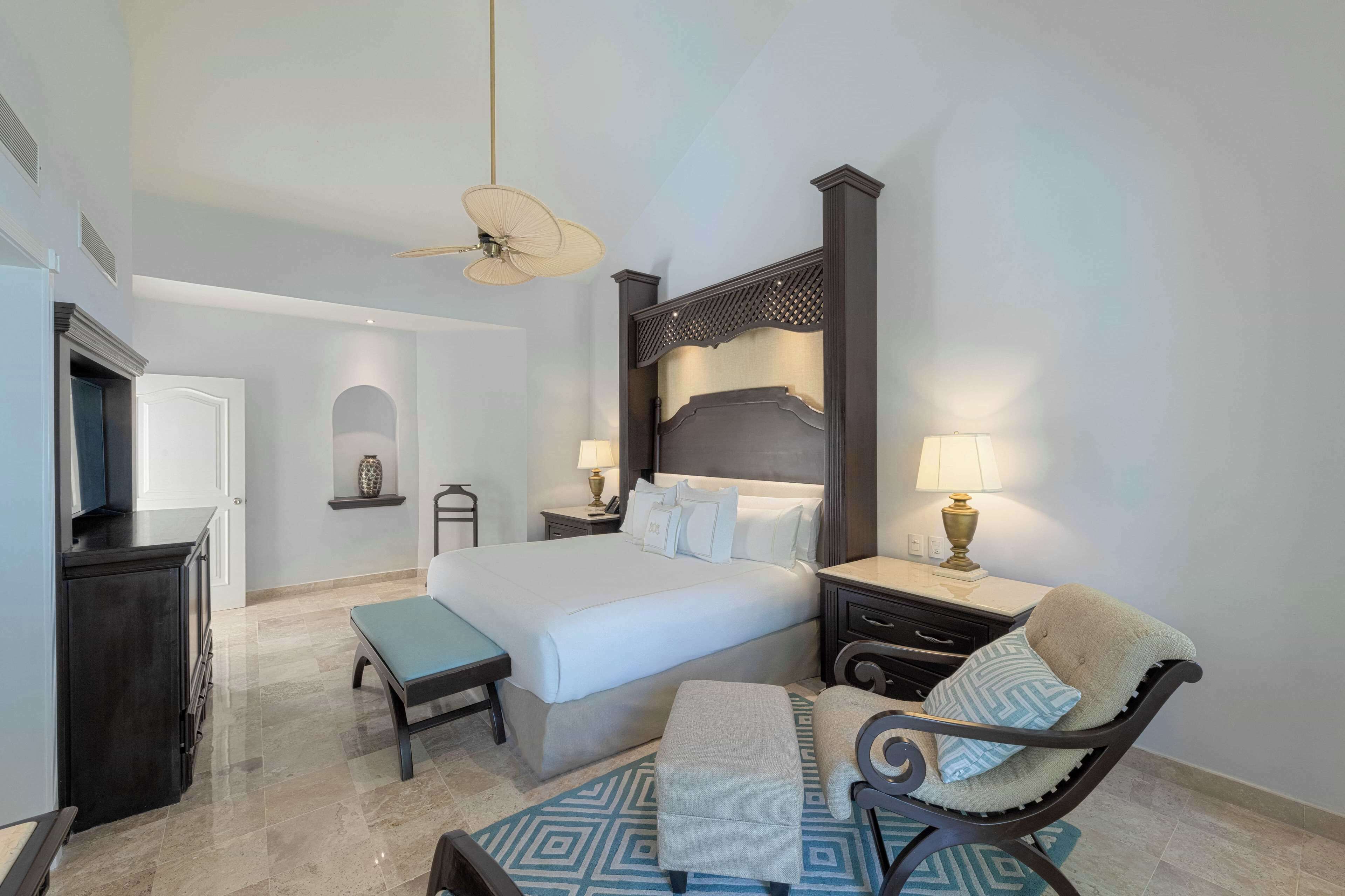 Ropa de cama de alta calidad y minibar 