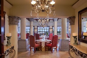 6 restaurants, breakfast, lunch, dinner served; Spanish cuisine