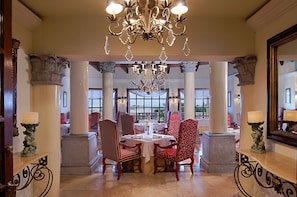 6 restaurants, breakfast, lunch, dinner served; Spanish cuisine