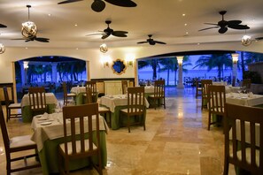 6 間餐廳，供應早餐、午餐和晚餐，西班牙料理
