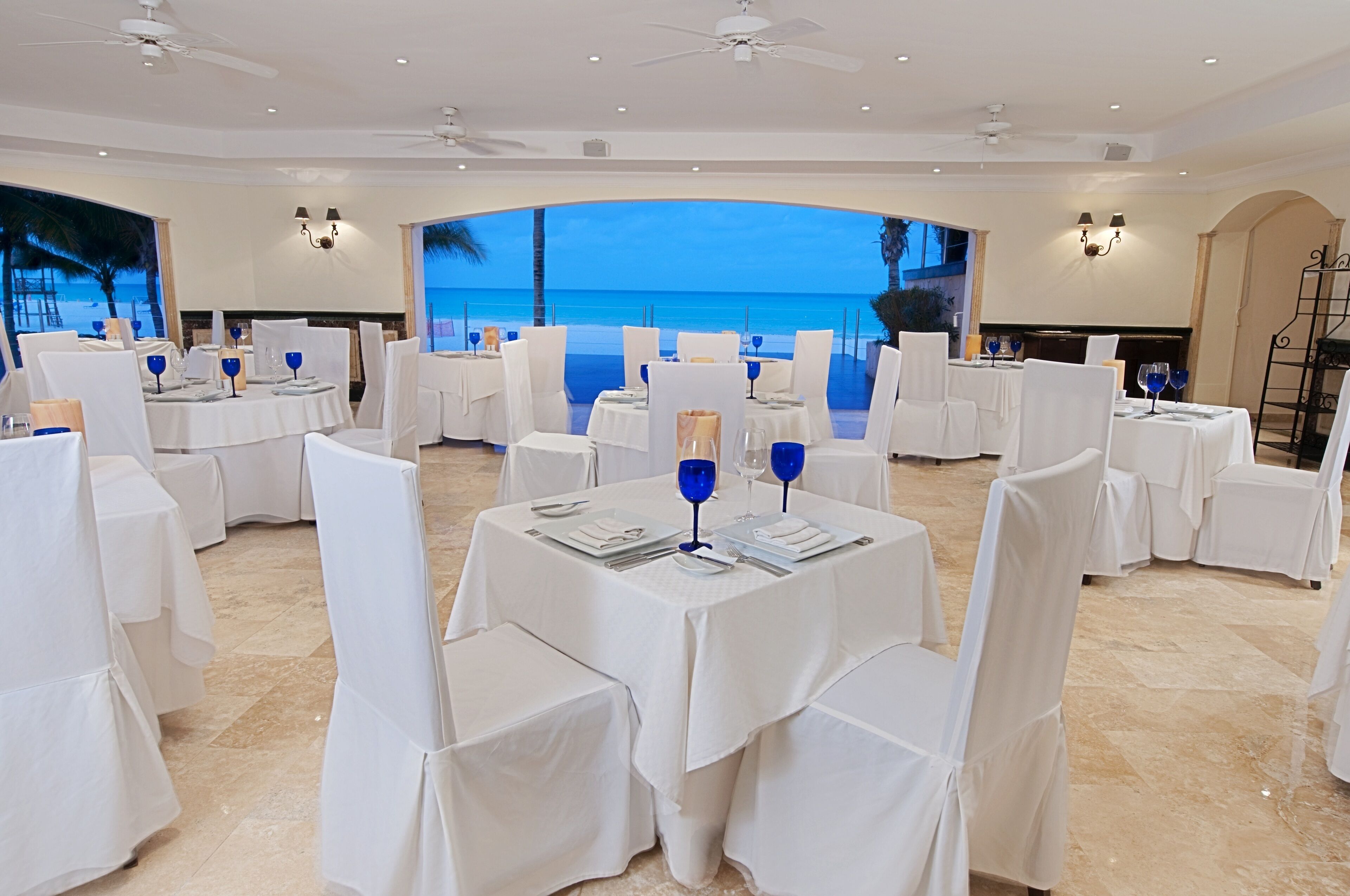 6 restaurants, breakfast, lunch, dinner served; Spanish cuisine