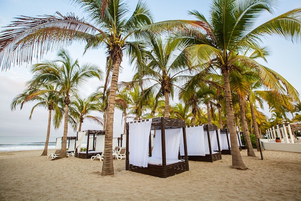 On the beach, beach towels, snorkelling, beach volleyball - Occidental Nuevo Vallarta - All Inclusive (Nuevo Nayarit)