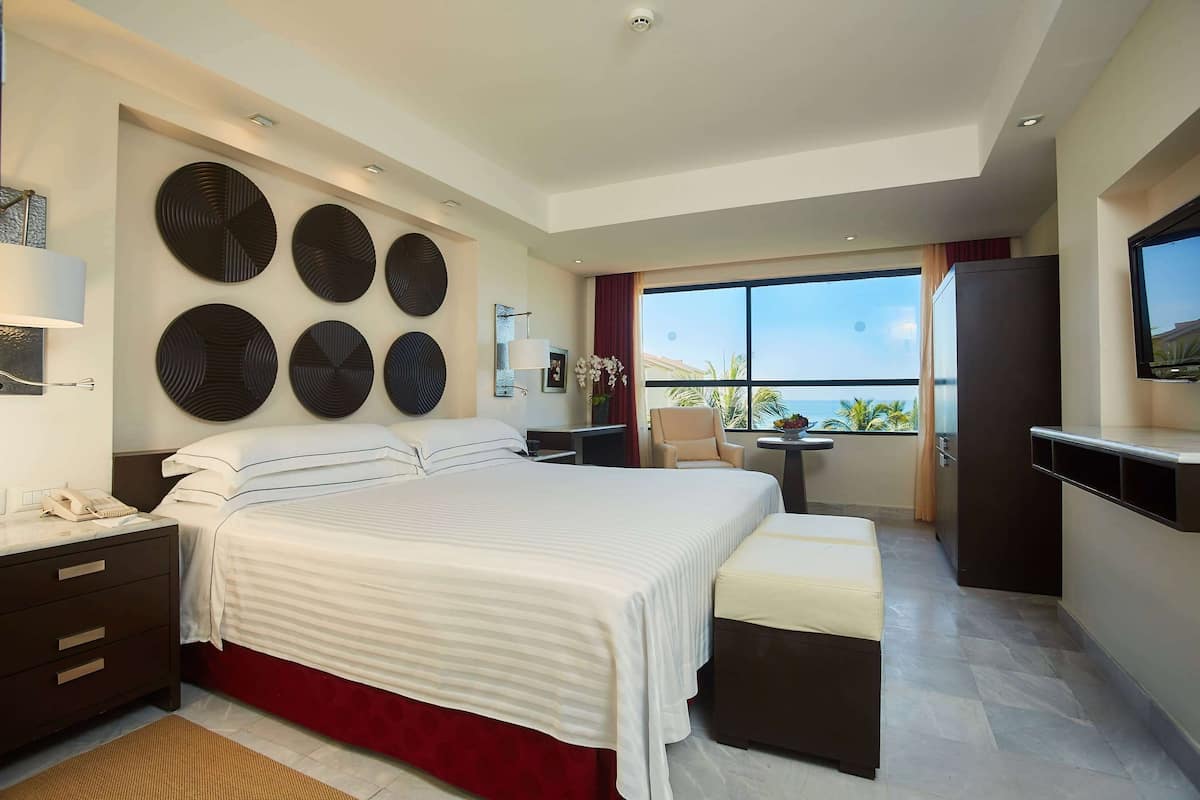 Free minibar, in-room safe, iron/ironing board, free WiFi