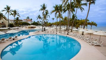 3 piscines extérieures, chaises longues