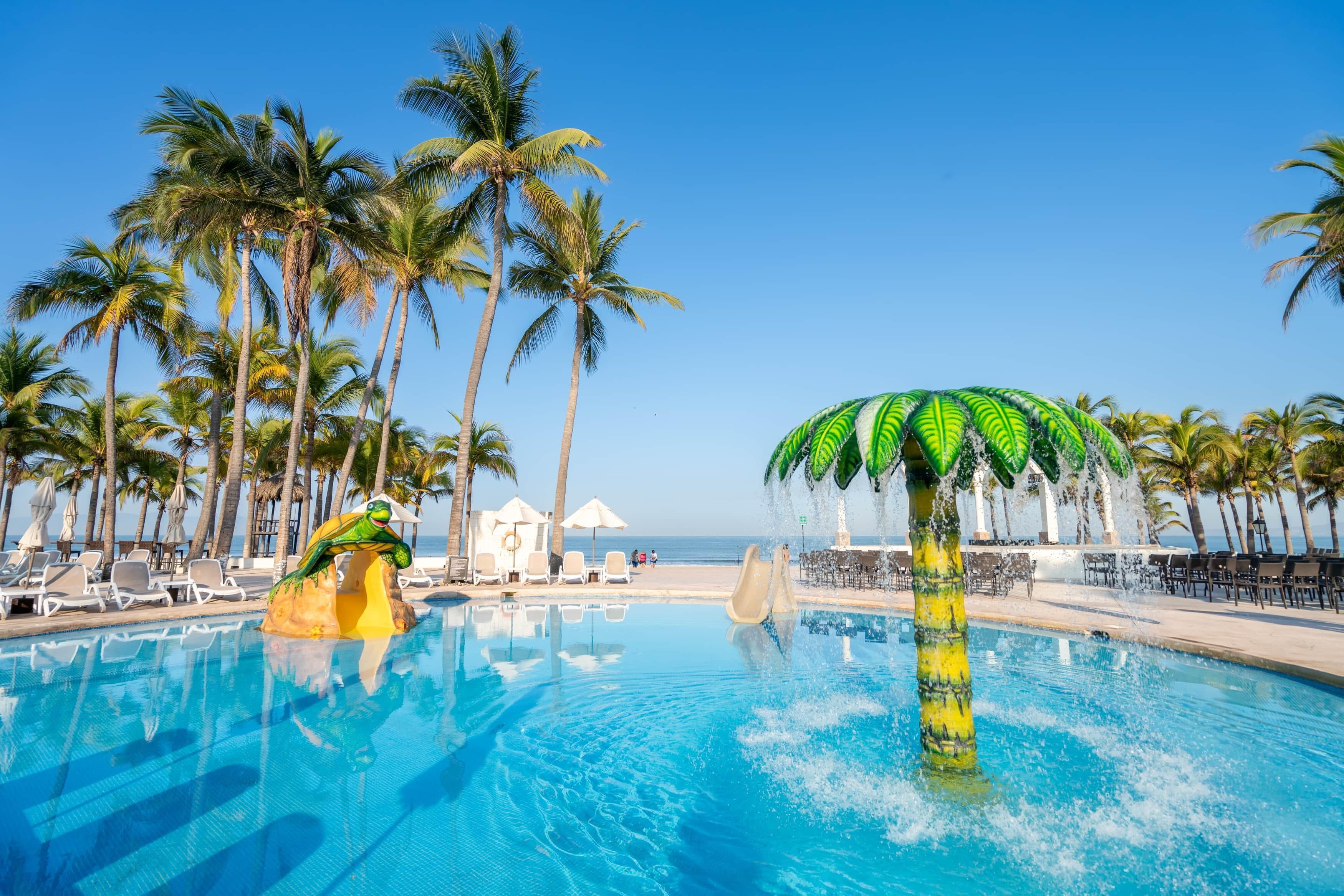 3 albercas al aire libre, acceso de 08:00 a 20:00, y camastros 