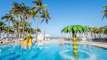 3 albercas al aire libre, acceso de 08:00 a 20:00, y camastros