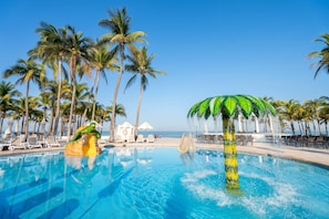 3 ulkouima-allasta avoinna 8.00–20.00, aurinkotuoleja