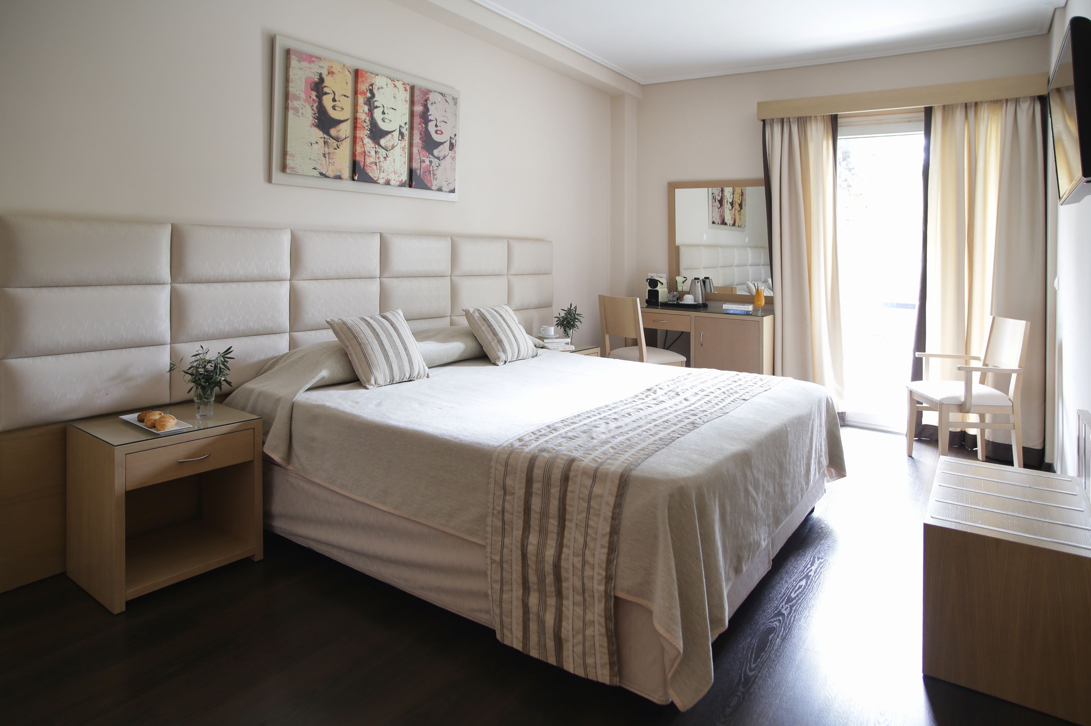 Quarto superior, vista para a cidade | Camas Select Comfort, cofres nos quartos, escrivaninha