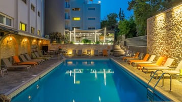 Utomhuspool, parasoller och solstolar