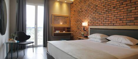 Chambre supérieure, vue partielle sur la mer | Lit avec matelas Select Comfort, coffre-fort, bureau