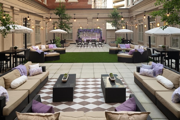 Courtyard - DoubleTree by Hilton Boston - Downtown (Boston)