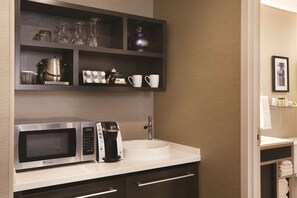 Superior Room, 1 King Bed, Non Smoking | Premium bedding, in-room safe, desk, blackout drapes