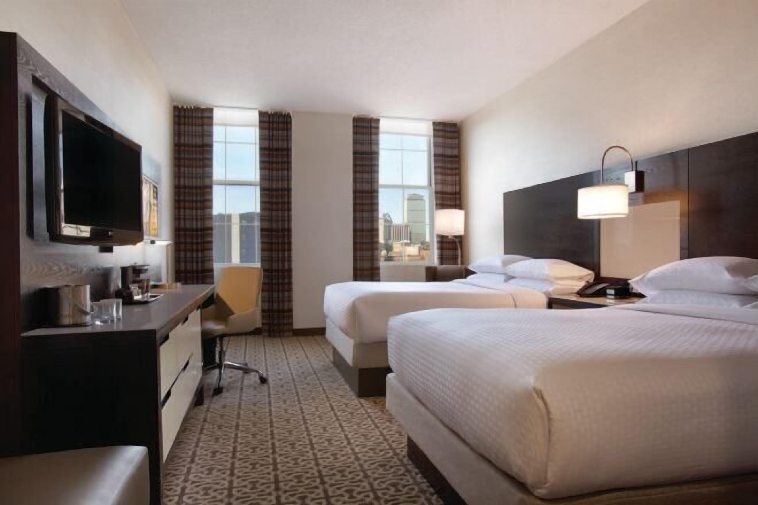 Sengetøy av topp kvalitet, safe på rommet og skrivebord