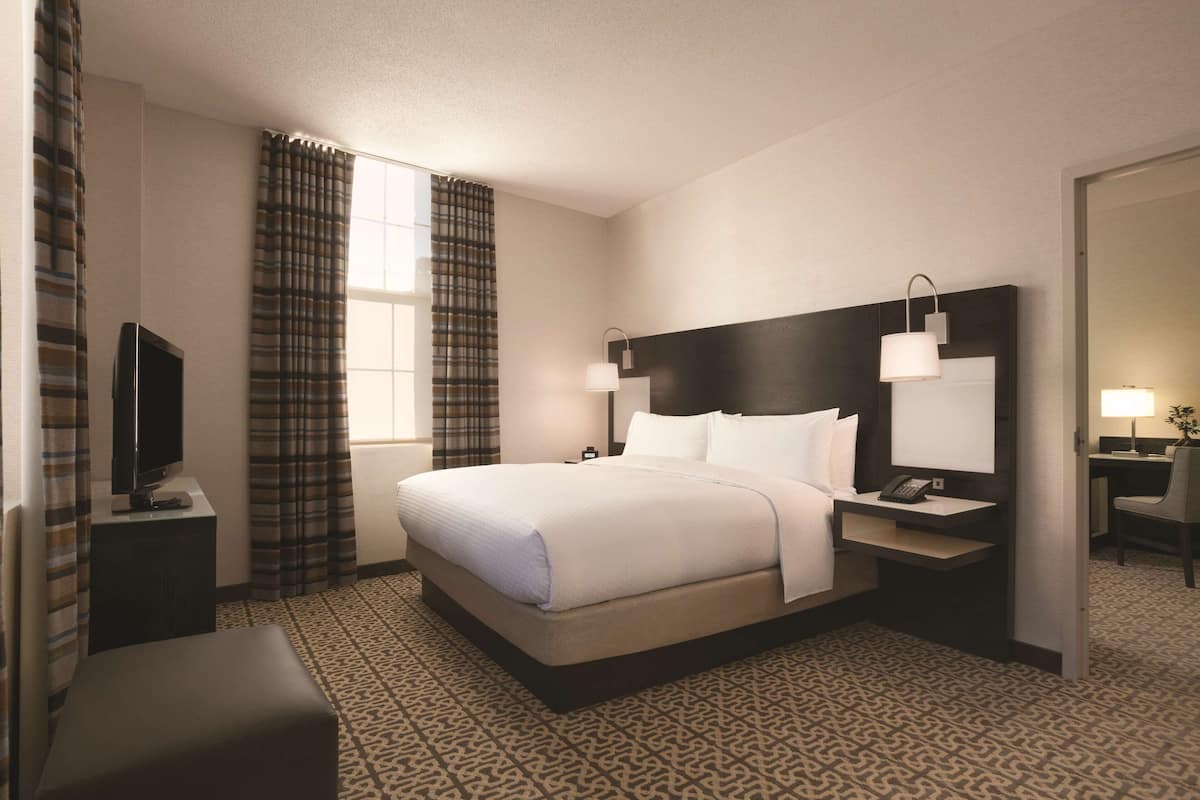 Superior Room, 1 Katil Raja (King), Non Smoking | Peralatan tempat tidur premium, peti besi dalam bilik, meja