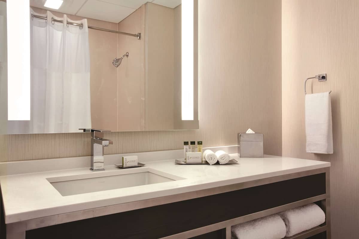 Peralatan tempat tidur premium, peti besi dalam bilik, meja