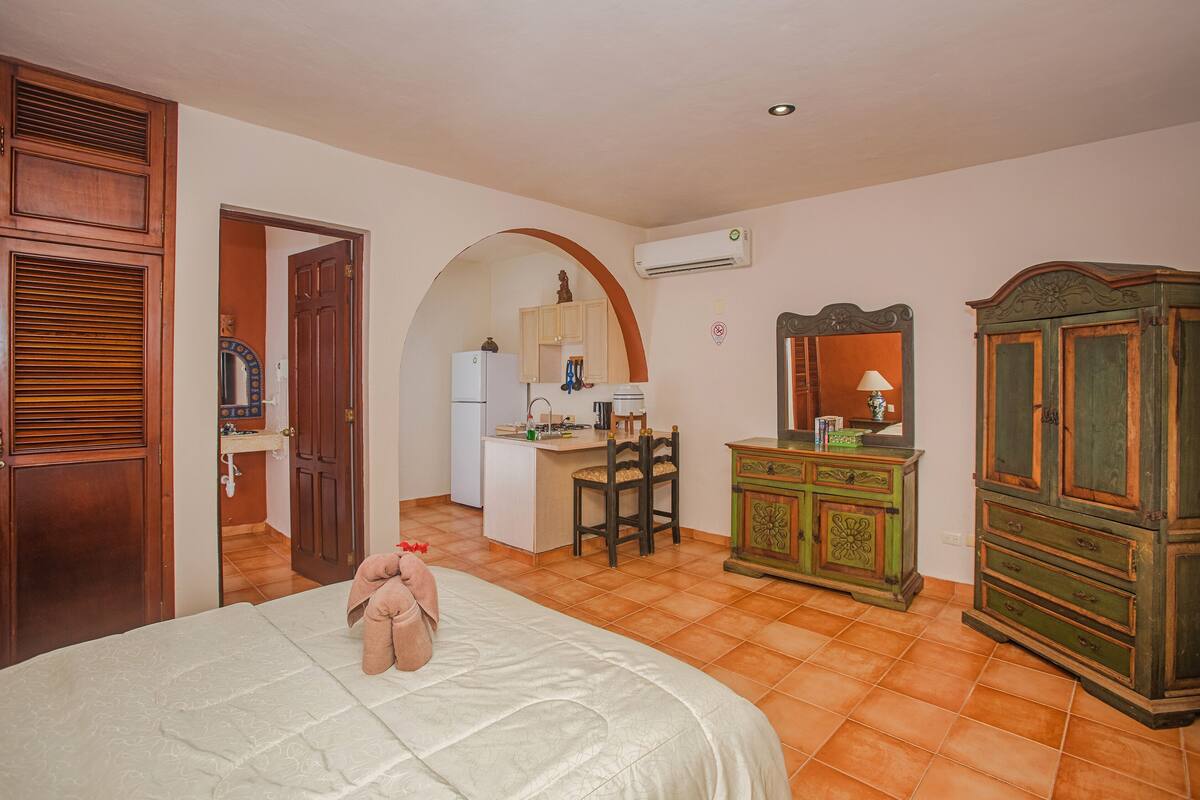Studio, 1 Queen Bed | Premium bedding, in-room safe, laptop workspace, blackout curtains