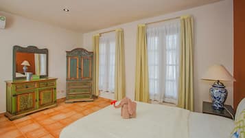 Studio, 1 Queen Bed | Premium bedding, in-room safe, individually decorated