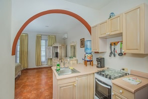 Studio, 1 Queen Bed | Private kitchen | Fridge, microwave, oven, coffee/tea maker