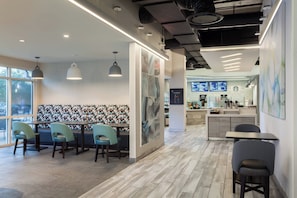 2 restaurants servant le petit déjeuner, spécialités Cuisine américaine