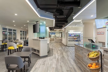 2 restaurants, breakfast served at Fairfield Inn & Suites Lake Buena Vista in Marriott Village