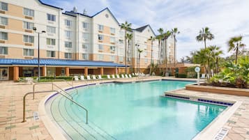 Una piscina techada, 3 piscinas al aire libre