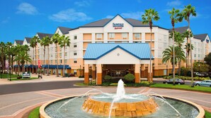 A Fairfield Inn & Suites Marriott hotel with a fountain in front. - Fairfield Inn & Suites Lake Buena Vista in Marriott Village (Orlando)