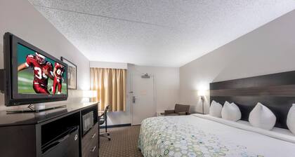 HomeTown Inn by Red Roof East Syracuse