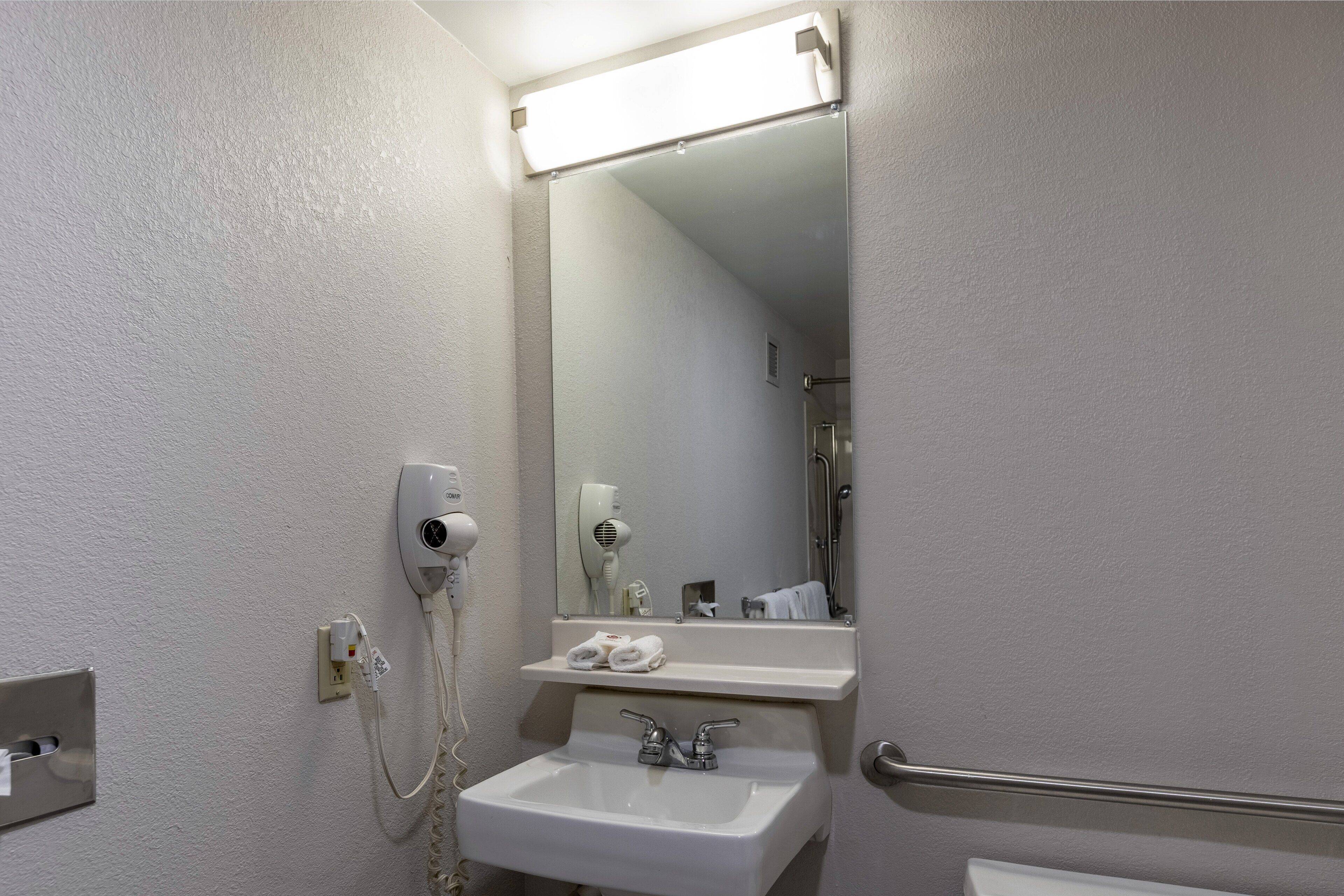 combined shower/bathtub, free toiletries, hair dryer, towels