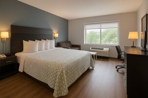 Escritorio, espacio para trabajar con laptop y cortinas blackout 