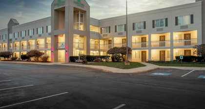 HomeTown Inn by Red Roof East Syracuse
