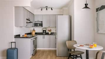 Suite Supérieure, 1 grand lit et 1 canapé-lit | Cuisine privée | Grand réfrigérateur, micro-ondes, four, plaque de cuisson