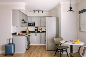Superior Suite, 1 King Bed with Sofa bed | Private kitchen | Full-size fridge, microwave, oven, stovetop - The Sunset Hotel West End (Vancouver)