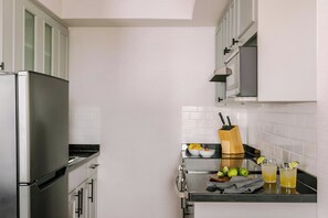Full-size fridge, microwave, oven, stovetop