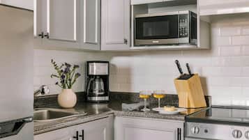Frigorífico grande, microondas, horno y placa de cocina