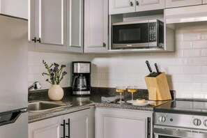 Full-size fridge, microwave, oven, stovetop