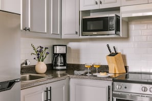 Suite Supérieure, 1 trÚs grand lit et 1 canapé-lit | Cuisine privée | Grand réfrigérateur, micro-ondes, four, plaque de cuisson