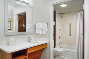 Ensemble douche/baignoire, articles de toilette gratuits, sèche-cheveux