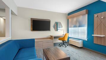 1 makuuhuone, tallelokero huoneessa, työpöytä, silitysrauta/-lauta