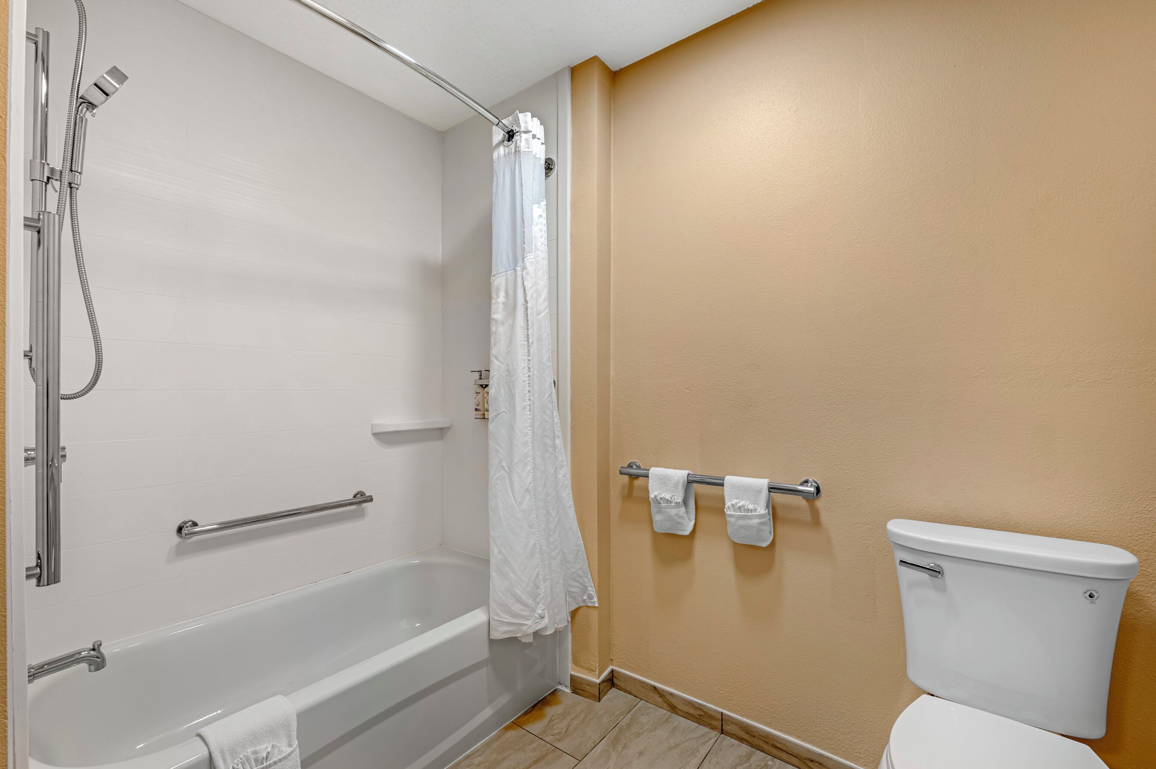 Un bagno dotato di vasca, doccia e WC.